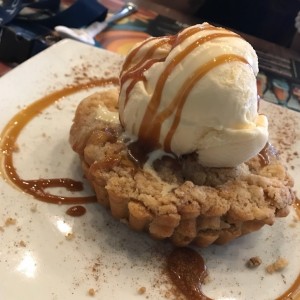 Crumble de Manzana con helado de vainilla y syrope de caramelo