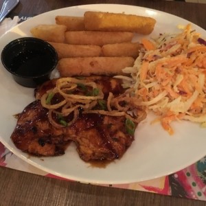 pollo a la plancha con yuca fritas y ensalada