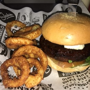 hamburguesa de portobello con aros de cebolla 