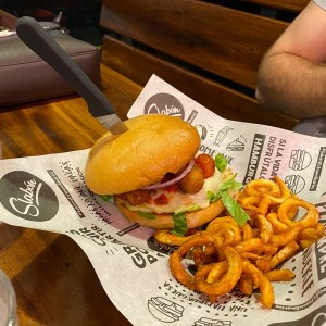 Pizza Burger + papas curly