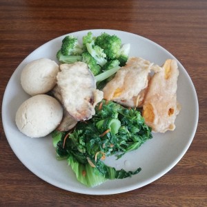 broccoli, camote frito, verengena frita, hoja de mostaza y dulce relleno de guyaba