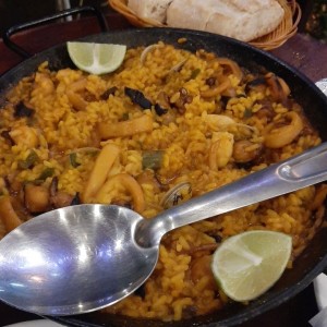 Paella (carne. mariscos o mixta)