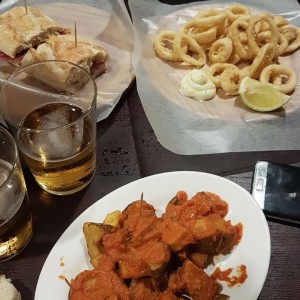 Papas bravas, fritura de calamar y emparedado