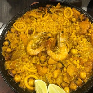 Paella (carne. mariscos o mixta)