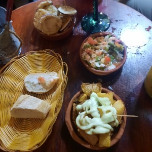 Tapas mixtas: Berenjenas, mariscos y papas. 