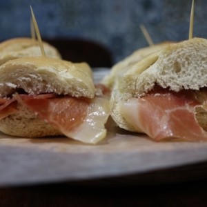 montaditos de jamon serrano