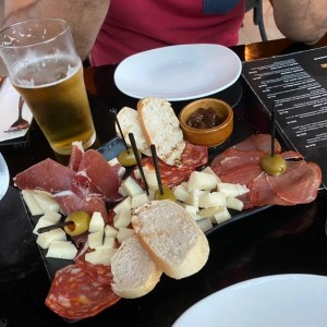 Bandeja de Tapas y cerveza nacional