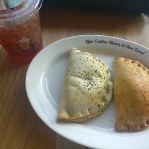 te feio de frutas con una empanada a la izquierda de hongos y la de la derecha de atun