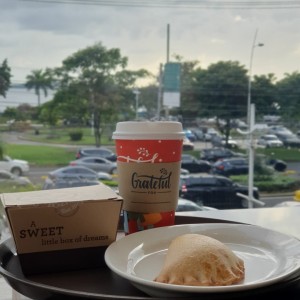 cookie butter latte, red velvet cookies y empanada de queso 