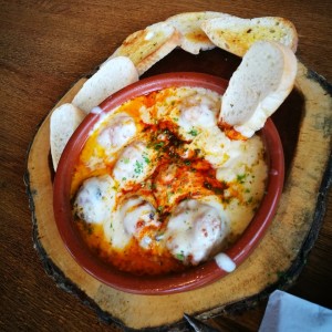 queso fundido con chorizo Argentino