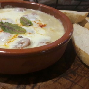 chorizo con queso fundido