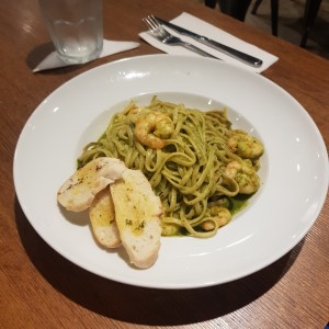 Linguini al pesto con camarones.