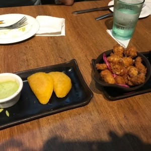 Ceviche frito y empanada de carne.