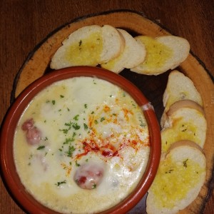 Queso Fundido con Chorizo