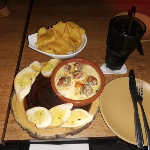 Queso Fundido con Chorizo