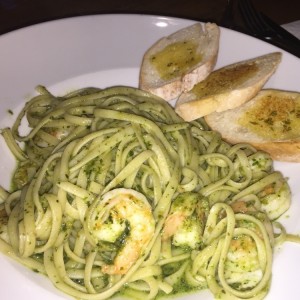 pasta al pesto con camarones