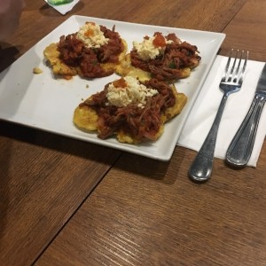 Patacones con Carne Desmechada