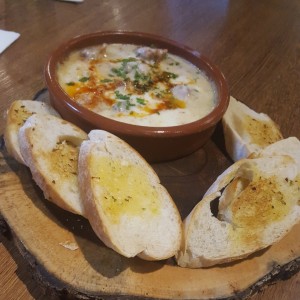 Queso Fundido con Chorizo 