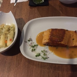 salmon en salsa de naranja y yuka al moho