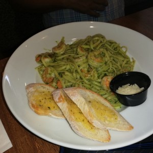 Pasta al pesto con camarones