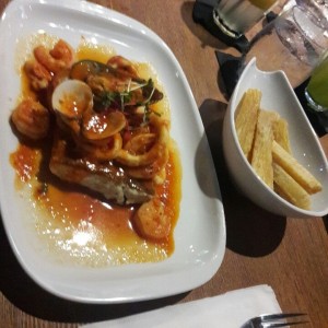 Corvina con salsa de mariscos y yuca