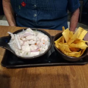 Ceviche de corvina con platanitos