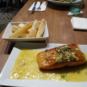 salmon a la naranja con yuca frita ?