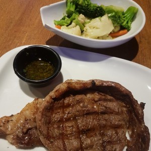 Rib Eye con Vegetales Salteados