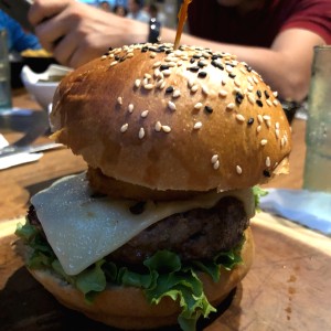 hamburgesa de queso suizo y hongos