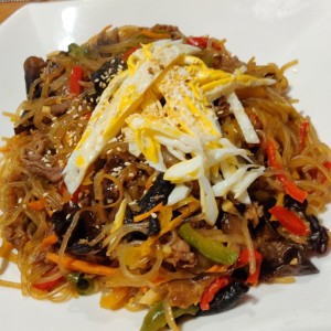 japchae, fideo de camote con vegetales y hongos