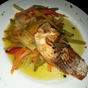 salmon con vegetales salteados