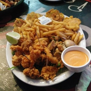 Picada de mariscos.