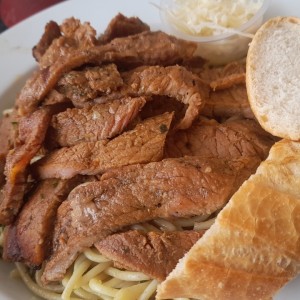 Pasta olivo y carne asada