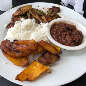 pechuga de pollo con salsa chimichurri, arroz, tajadas y caraotas