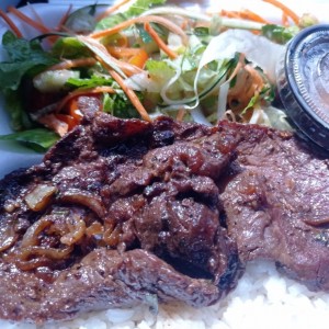 Almuerzo completo con bistec de carne de res