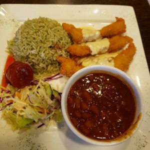 deditos de pollo con arroz y frijoles