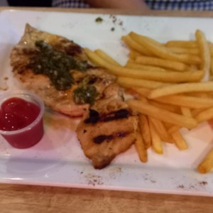 filete de pollo al grill con papas fritas