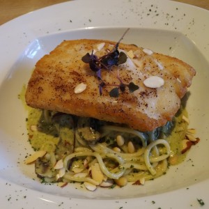 Corvina horneada con spaguetti al pesto y hongos 