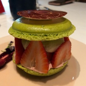 Macaron de pistacho gigante "Harmonie" con fresas