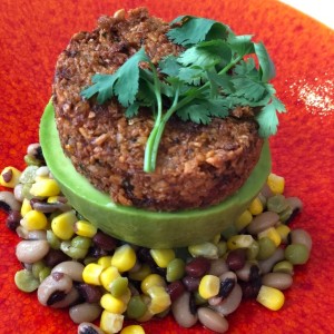 Falafel + Aguacate, ensalada de granos & frijoles, salsa tzatziki y tahini