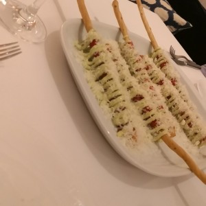 Carpaccio de filete de res sobre grissini, mayopesto y lluvia de parmensano