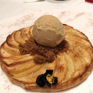 Tarta fina de manzana, con helado de canela