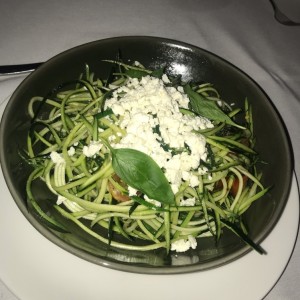 Zucchini en forma de spaghetti con sabores provenzales y queso feta