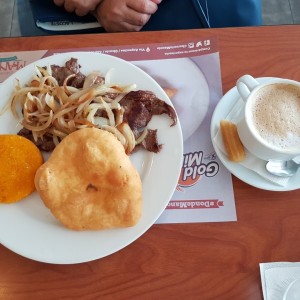 Bistec de Carne Encebollado