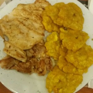 Filete de pollo a la plancha con patacones