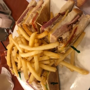 Club Sandwich con Papas Fritas