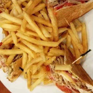 Club Sandwich con Papas Fritas