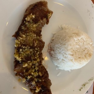 Filete de Res al Ajillo con Arroz