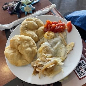 Hojaldre con huevo cebolla y tomate