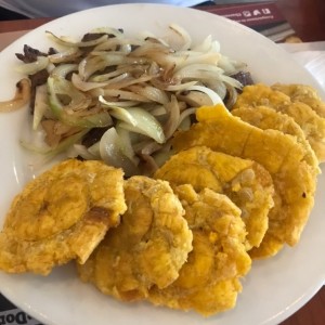 Bistec encebollado con patacones